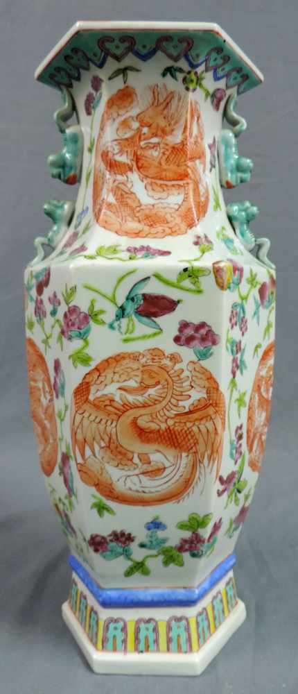 Vase mit Drachen - Phönix - Motiven, China. 44 cm hoch. Vase with Dragon - Phoenix - Designs, China. - Image 3 of 6