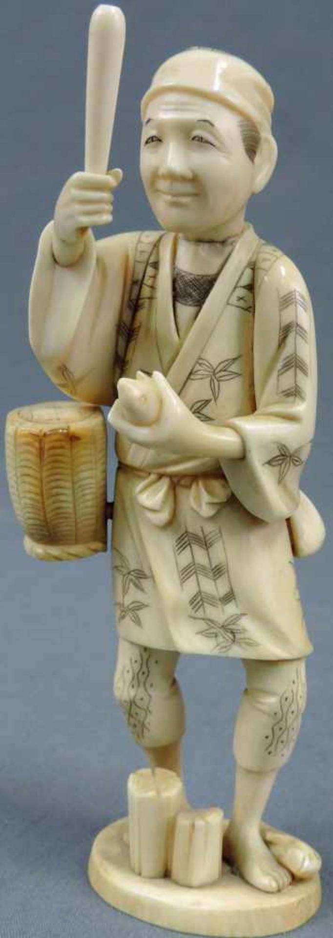Figur, Fischer, China / Japan. Signiert. Elfenbein. 19 cm hoch. Für den lokalen Markt gefertigt um