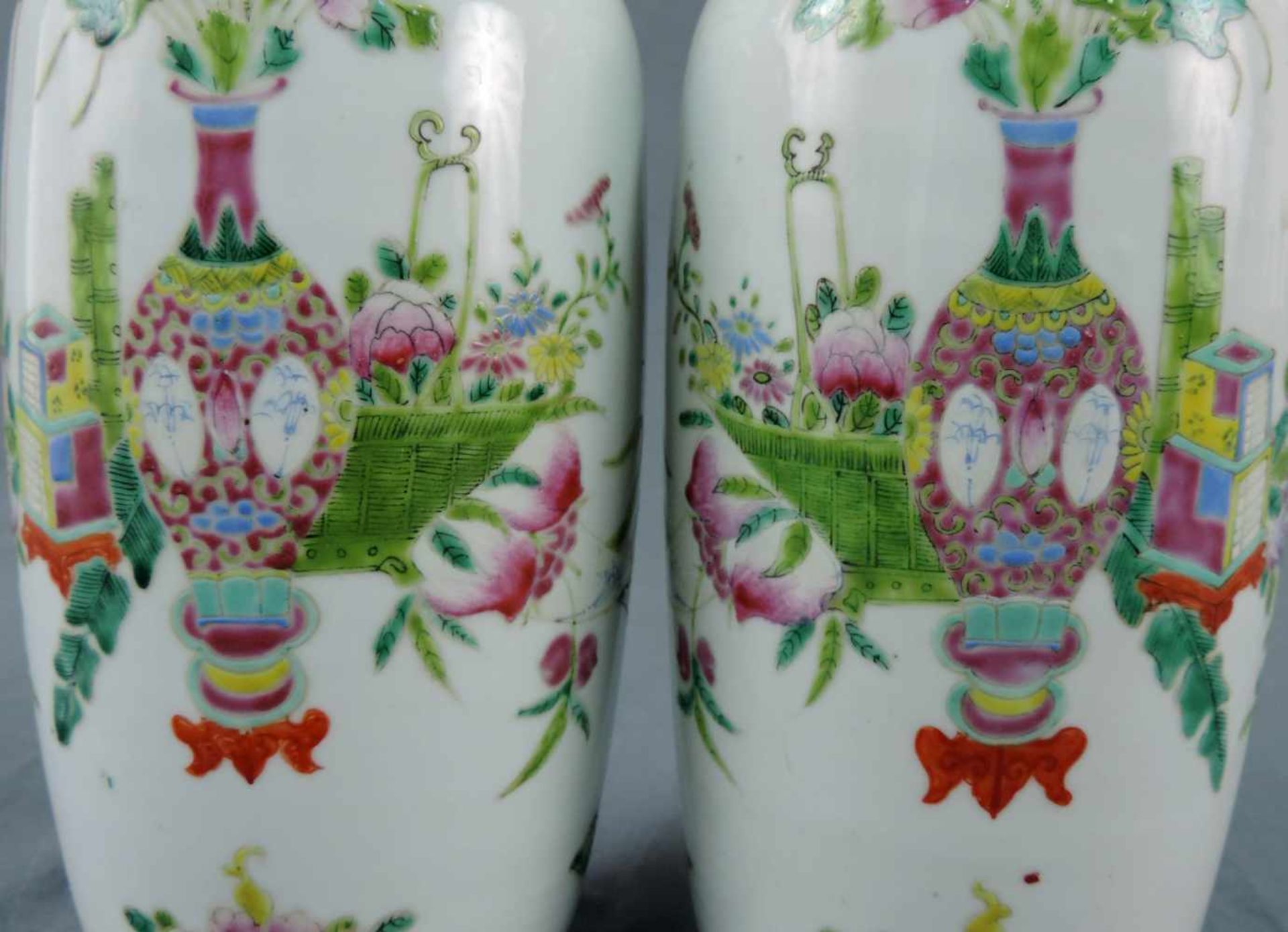 Vasenpaar, China, 20. Jahrhundert. Qianlong Nian Zhi Marke. 33 cm hoch. Porzellan. Pair of Vases, - Bild 4 aus 6