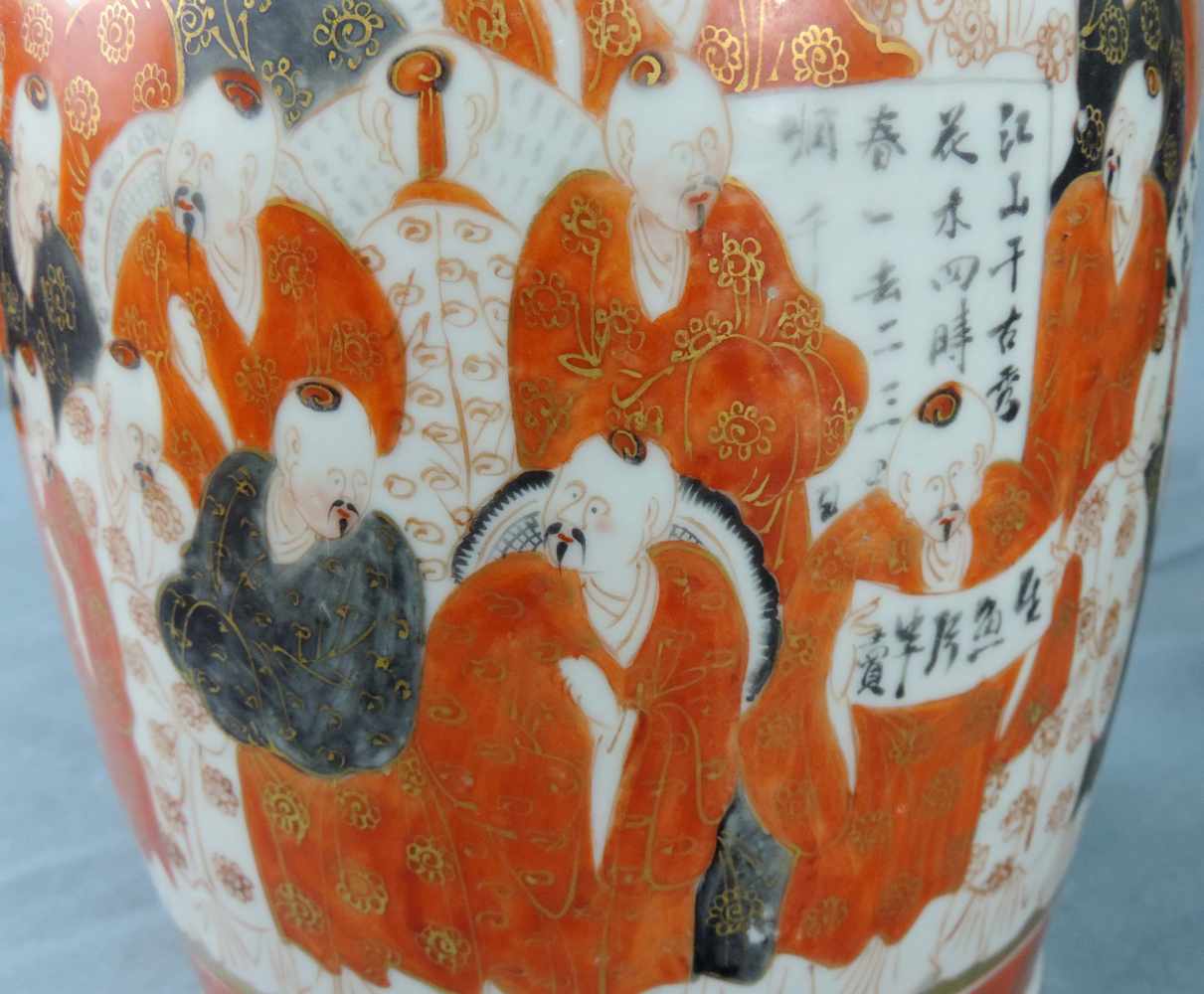 Zwei Vasen mit Deckel und eine größere Vase, China, alt. Die Deckelvasen 35 cm hoch. Porzellan. - Image 6 of 6