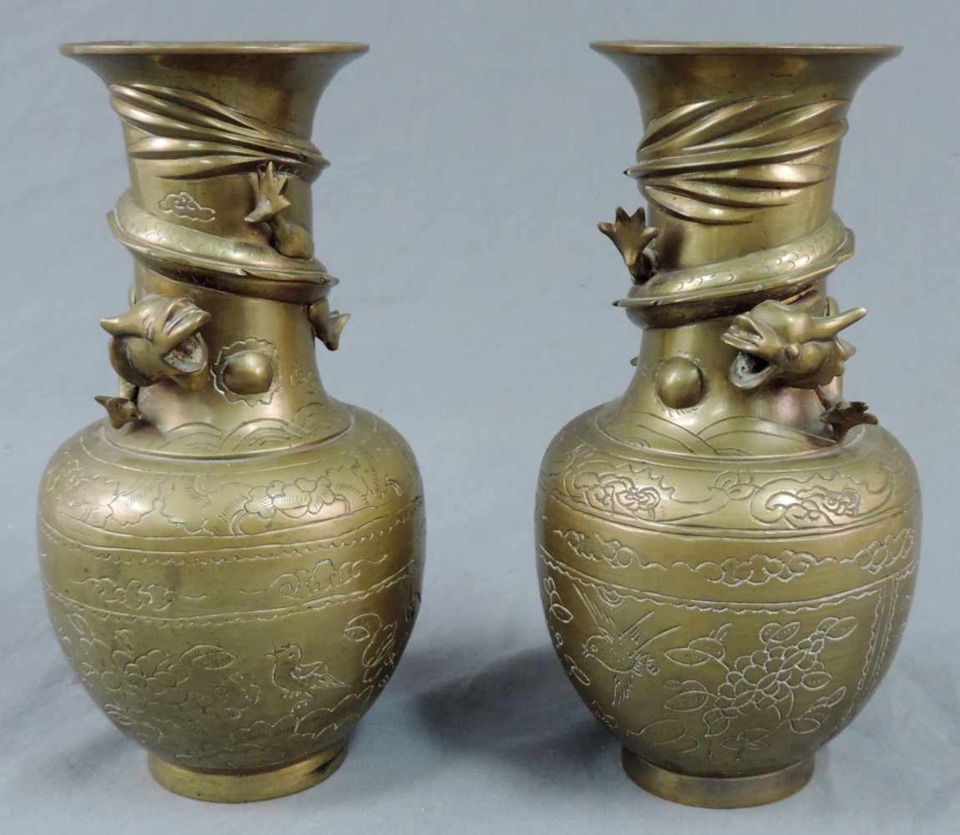 Zwei Messing / Bronze Vasen mit Drachen. China / Japan / Korea. 26 cm hoch. Two brass / bronze vases