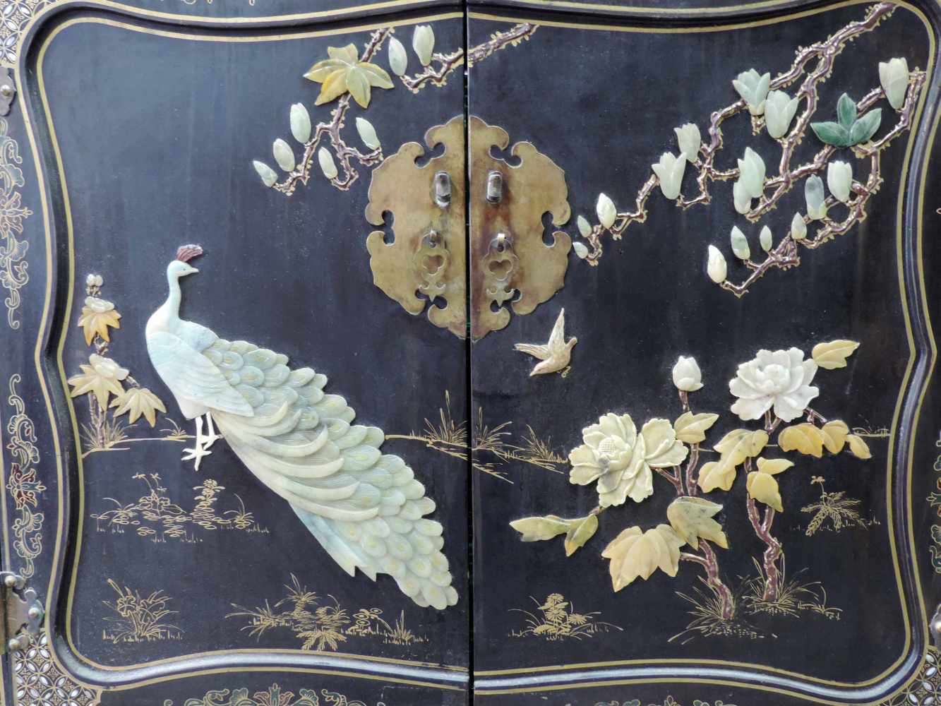 Barschrank, China um 1920. Verzierungen mit Halbedelsteinen. 145 cm x 90 cm x 51 cm. Bar cabinet. - Image 4 of 5