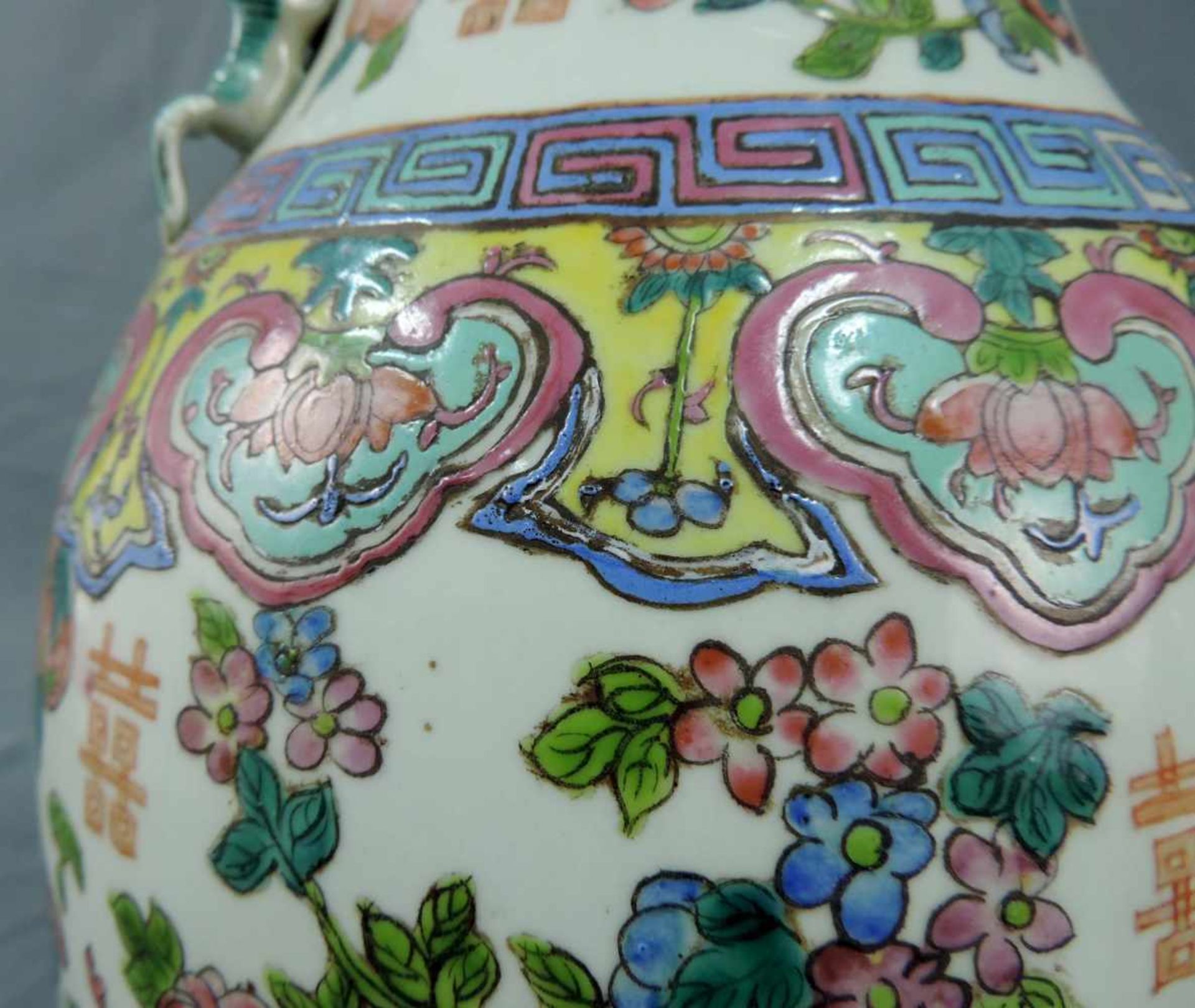 Vase China. Wohl Republik. 46 cm hoch. Porzellan. Vase China. Probably Republic. 46 cm high. - Bild 5 aus 7