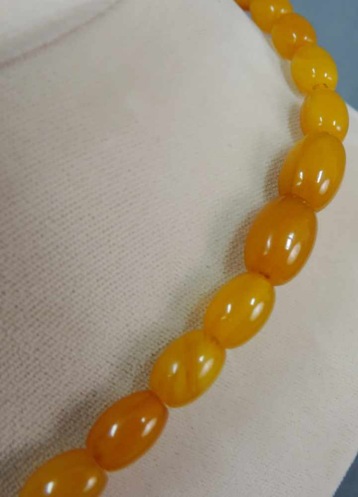 Kette. Bernstein? Olivenform. Wohl Bakalit. Bis 20 mm. Chain. Amber? Olive shape. Probably bakelite. - Image 3 of 4