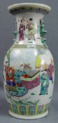 Vase mit Kaiserhof- Motiven, China. 46 cm hoch. Vase with emperor court motifs, China. 46 cm high.