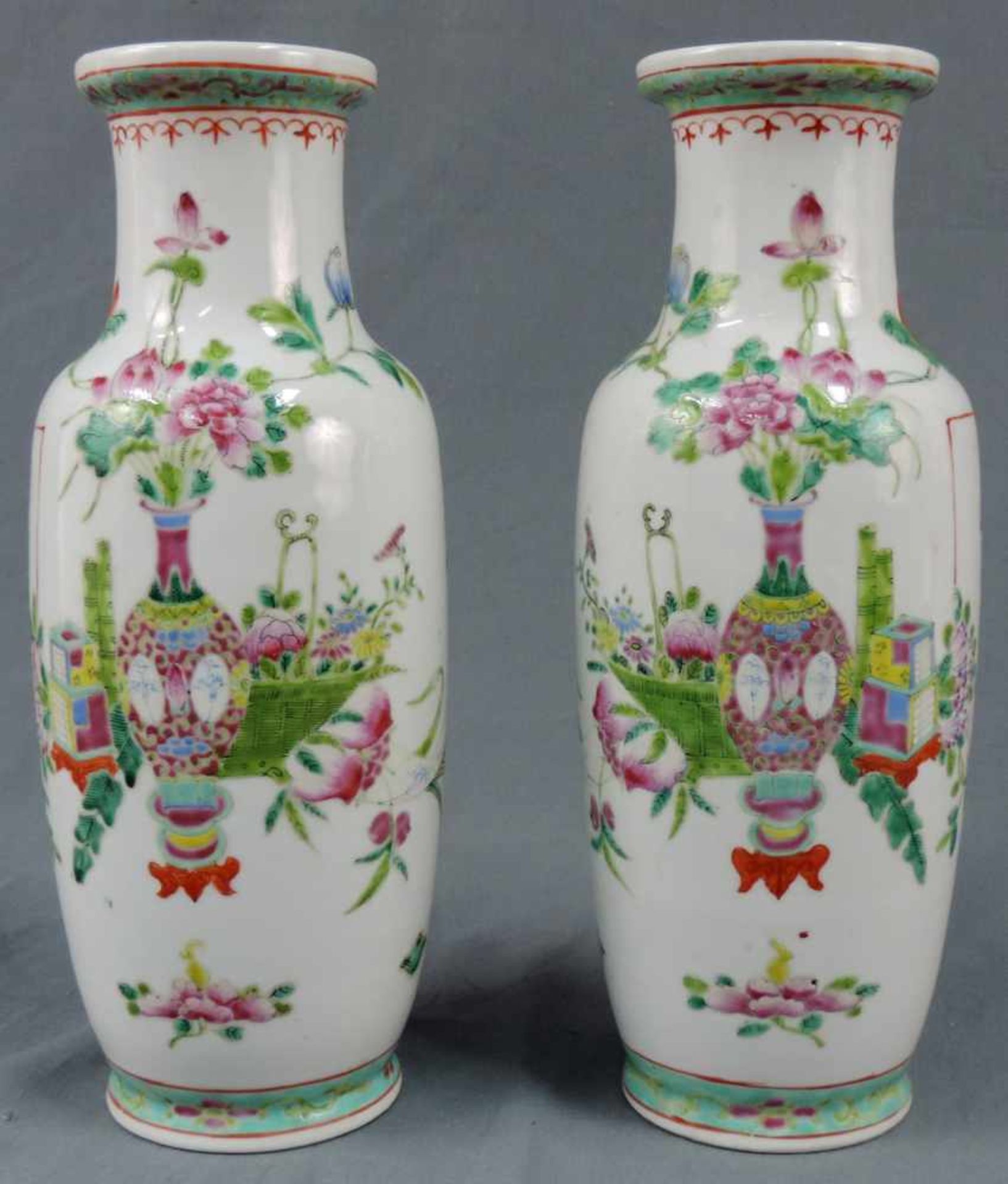 Vasenpaar, China, 20. Jahrhundert. Qianlong Nian Zhi Marke. 33 cm hoch. Porzellan. Pair of Vases,