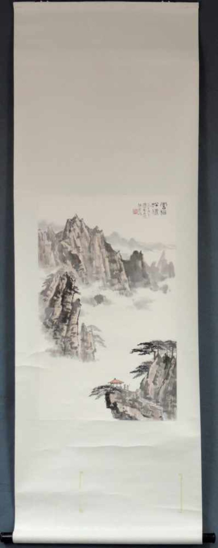 GUO RONG (XX). Rollbild,China, "Das Wolkenmeer über den Kiefernwäldern". 67,5 cm x 39 cm. Tusche und - Image 2 of 7