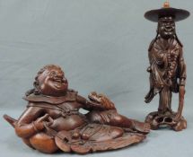 Zwei lachende Figuren, China / Japan. Alt. 39 cm lang der Liegende. 39 cm hoch der Stehende. Holz