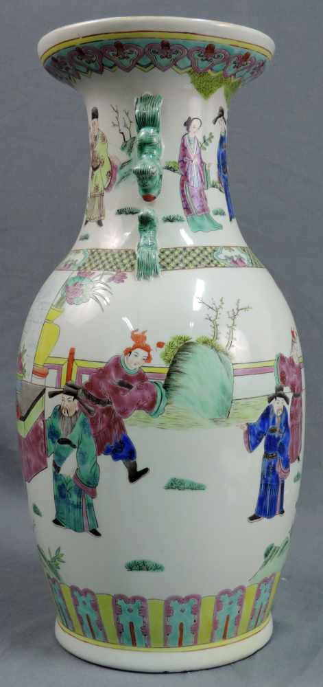 Vase mit Kaiserhof- Motiven, China. 46 cm hoch. Vase with emperor court motifs, China. 46 cm high. - Image 2 of 6