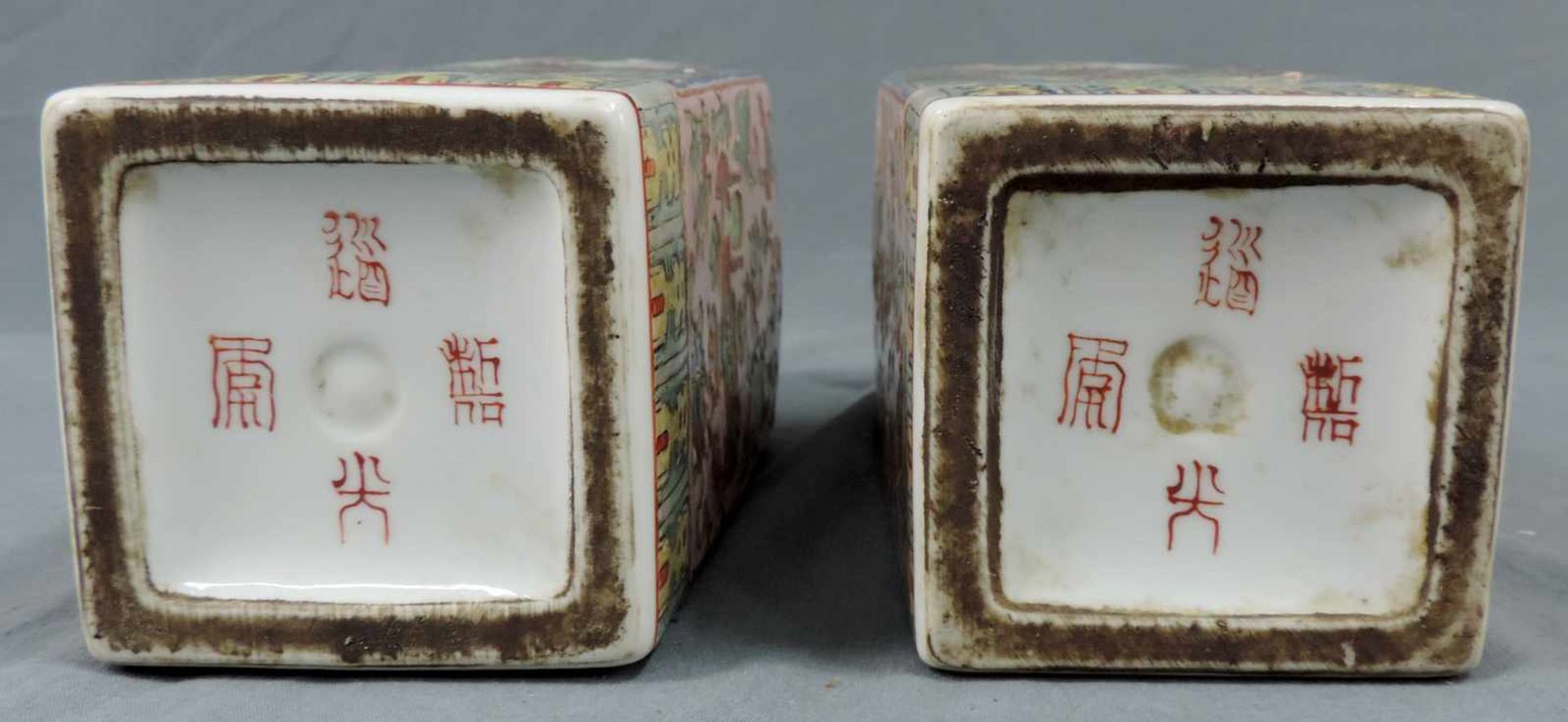 Paar Vasen. China / Japan. Guangxu Nian Zhi Marke. 36 cm hoch. Porzellan. Pair of vases. China / - Image 3 of 4