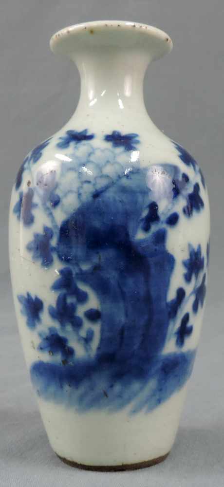 Vase China. Blau - Weiß Porzellan. Qing Dynastie. 15 cm hoch. Vase China. Blue and white