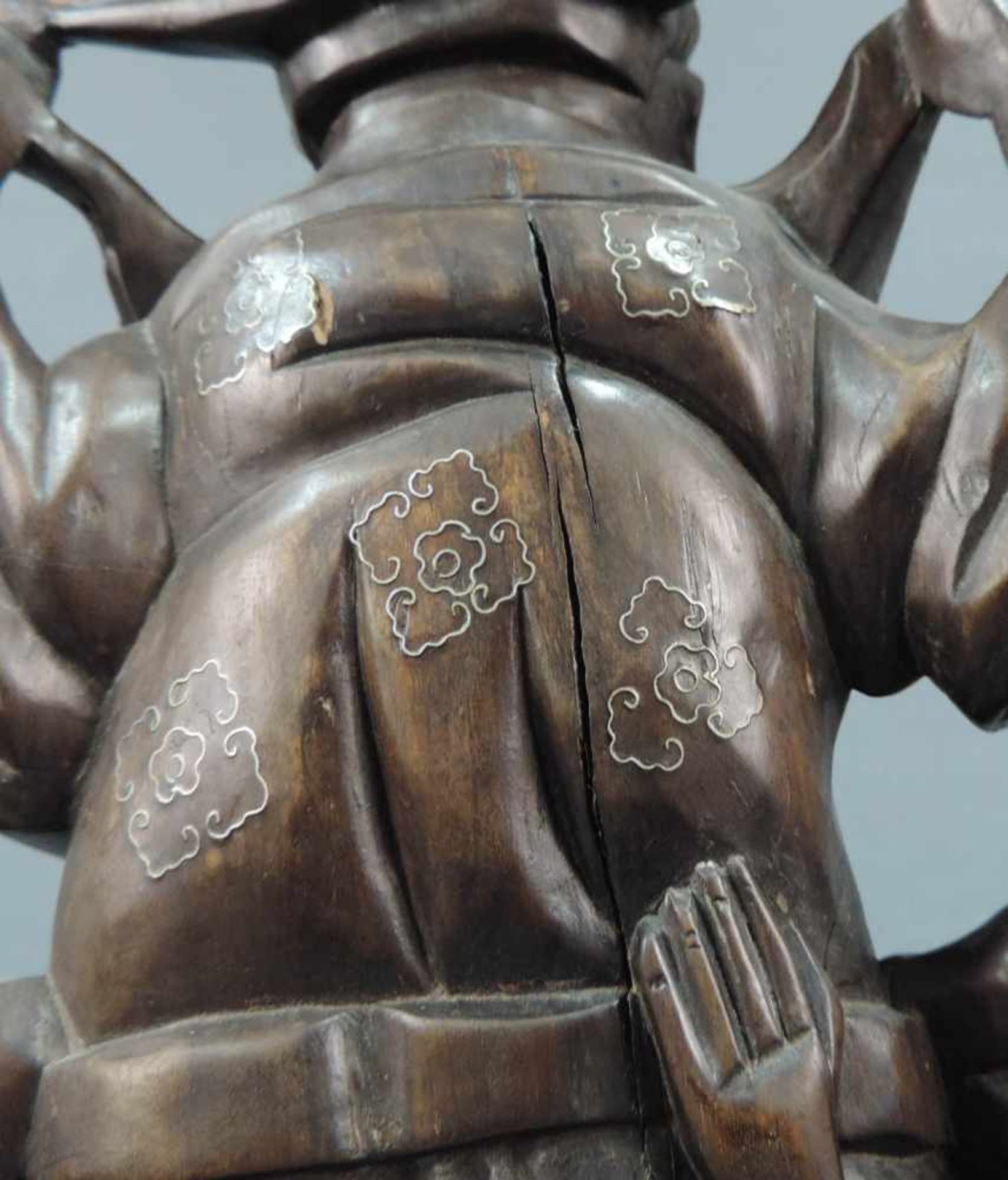 Skulptur. Holz mit Silbereinlagen, China, alt. 51 cm hoch. Wohl Kuan Kung, der chinesische Gott - Bild 6 aus 9