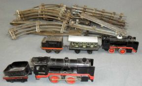 Blechspielzeug. 2 Loks mit Tender. Ein Personenwagen. Gleise. Tin toys. 2 locomotives with tender. A