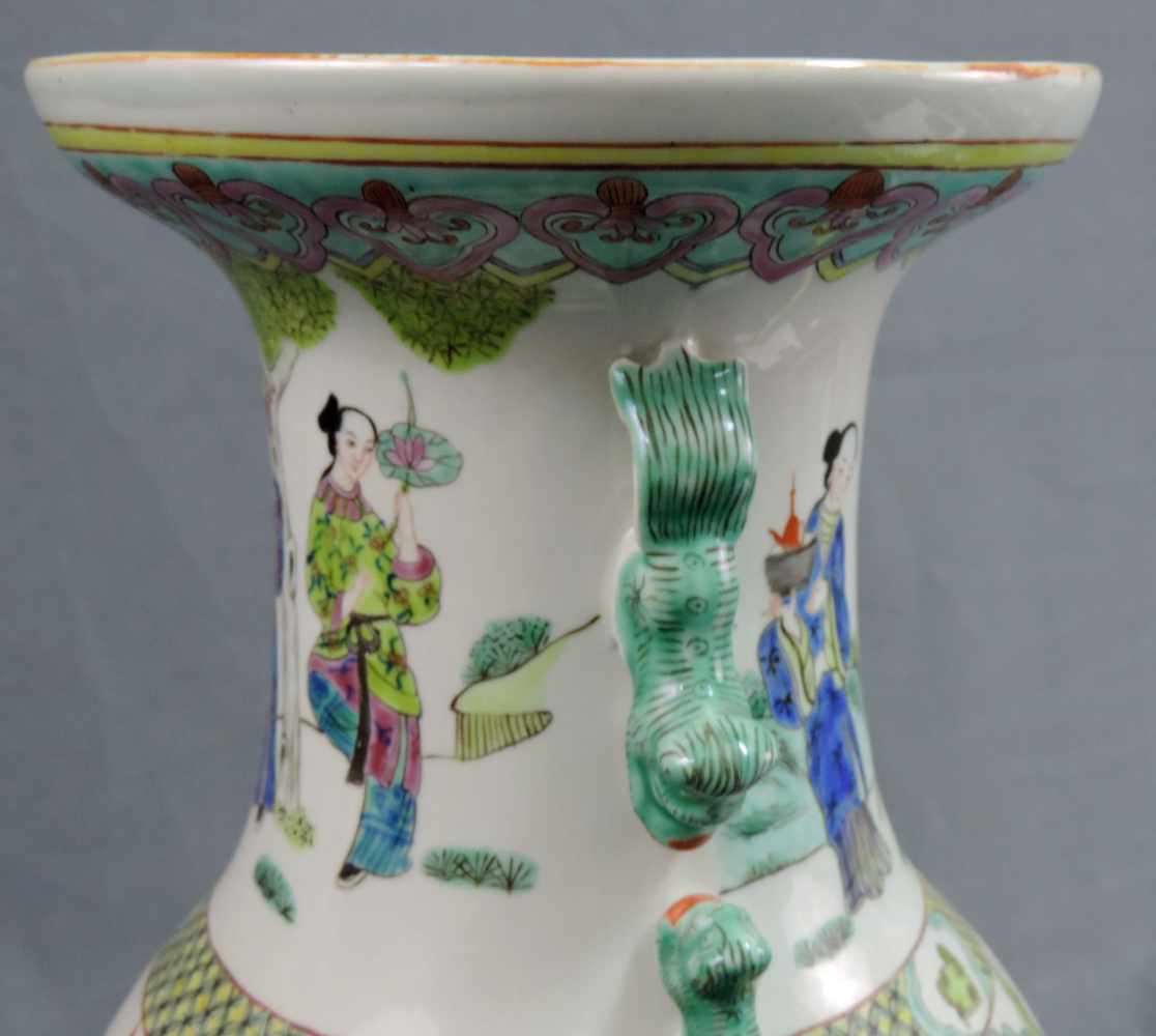 Vase mit Kaiserhof- Motiven, China. 46 cm hoch. Vase with emperor court motifs, China. 46 cm high. - Image 5 of 6