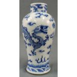 Vase China. Blau - Weiß Porzellan. Mit imperialen Drachen, 4 Klauen. Kangxi Nian Zhi Marke. Qing
