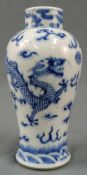 Vase China. Blau - Weiß Porzellan. Mit imperialen Drachen, 4 Klauen. Kangxi Nian Zhi Marke. Qing