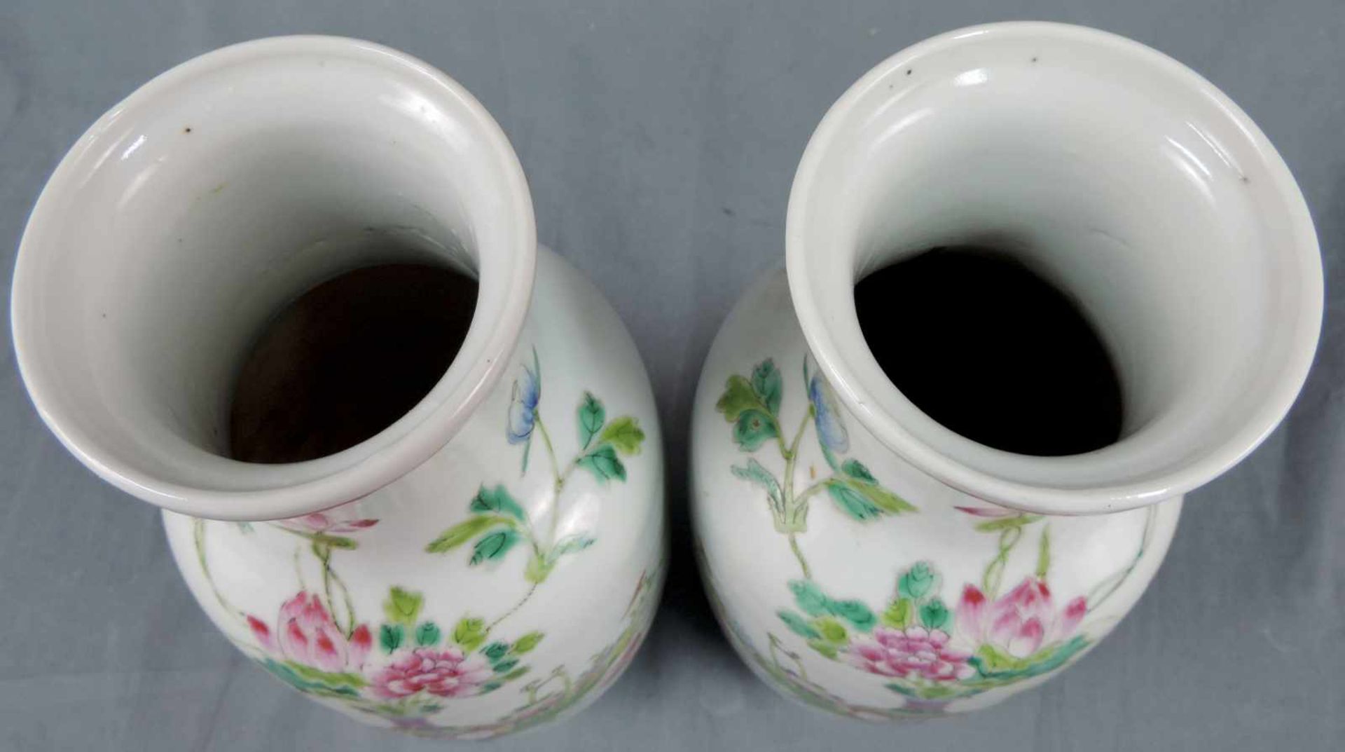 Vasenpaar, China, 20. Jahrhundert. Qianlong Nian Zhi Marke. 33 cm hoch. Porzellan. Pair of Vases, - Bild 5 aus 6