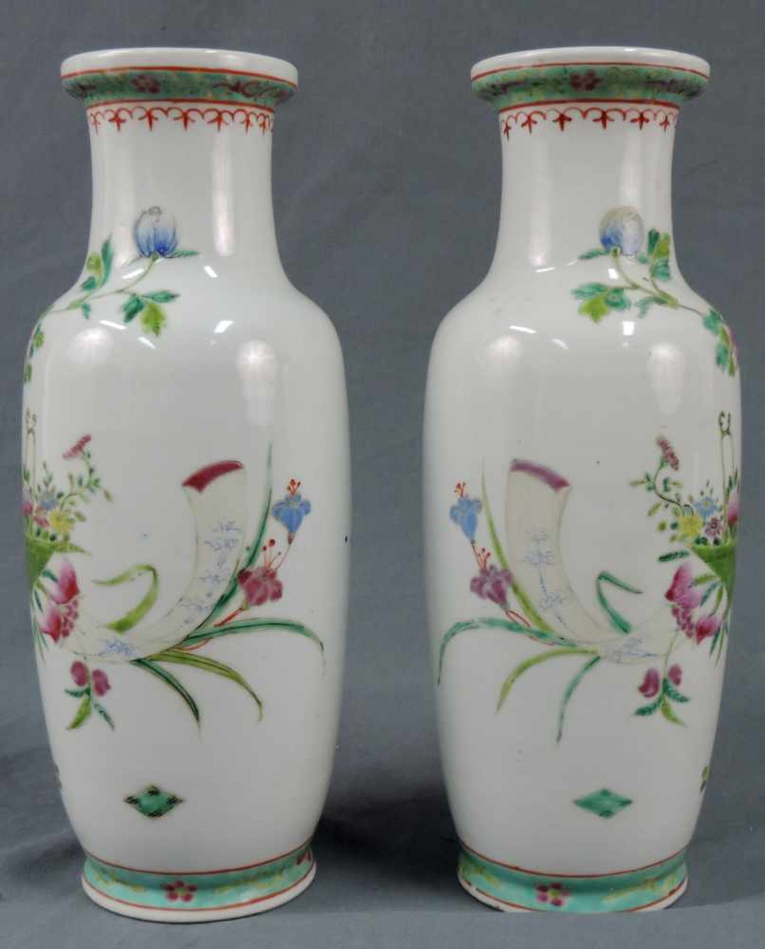 Vasenpaar, China, 20. Jahrhundert. Qianlong Nian Zhi Marke. 33 cm hoch. Porzellan. Pair of Vases, - Bild 2 aus 6