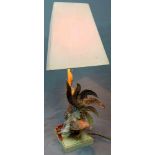 Tischlampe mit Metall in Form eines Hahnes. 68 cm hoch. Table lamp with metal in the form of a