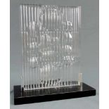 Victor VASARELY (1906 - 1997). Kristall Skulptur für Rosenthal. 32,5 cm x 24 cm das Objekt. Unten
