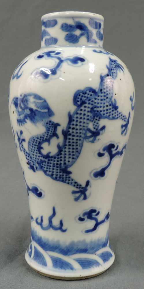 Vase China. Blau - Weiß Porzellan. Mit imperialen Drachen, 4 Klauen. Kangxi Nian Zhi Marke. Qing - Image 3 of 7