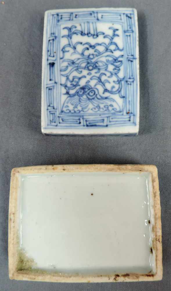Deckeldose und zwei Teller, China, alt. Qing. Blau - Weiß. Bis 15 cm. Porzellan. Box with lid and - Image 8 of 9