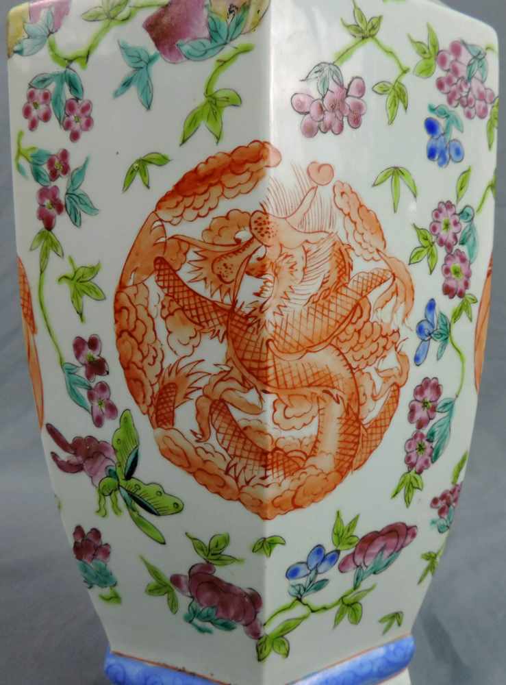 Vase mit Drachen - Phönix - Motiven, China. 44 cm hoch. Vase with Dragon - Phoenix - Designs, China. - Image 5 of 6