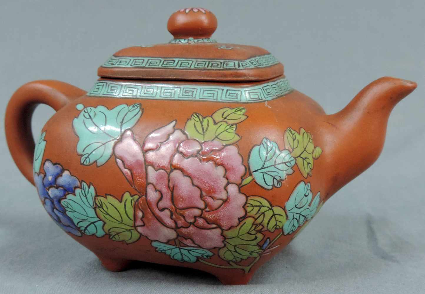 Teekanne, Yixing. China. Ton. Alt um 1930. Signiert. 19 cm lang. Teapot, Yixing. China. Clay. Old