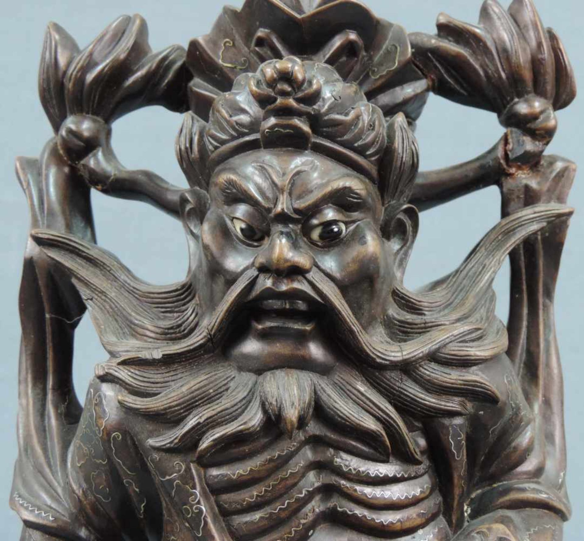 Skulptur. Holz mit Silbereinlagen, China, alt. 51 cm hoch. Wohl Kuan Kung, der chinesische Gott - Bild 3 aus 9