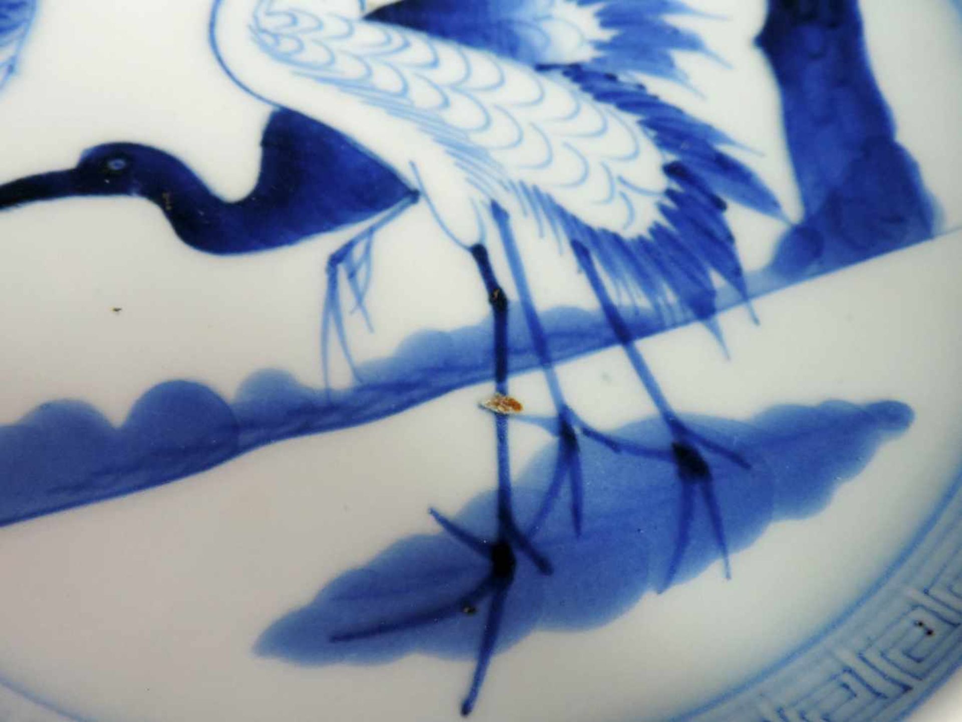 Teller, 19. Jahrhundert. Storchenmotiv. China. Blau Weiß Porzellan. 20,5 cm Durchmesser. Plate, 19th - Bild 3 aus 4