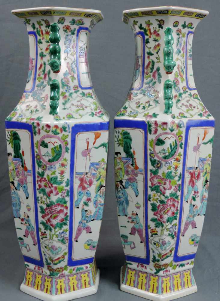 Vasenpaar mit Gerichtsmotiv, China. Bis 60,5 cm hoch. Pair of vases with court motif, China. Up to - Image 4 of 6