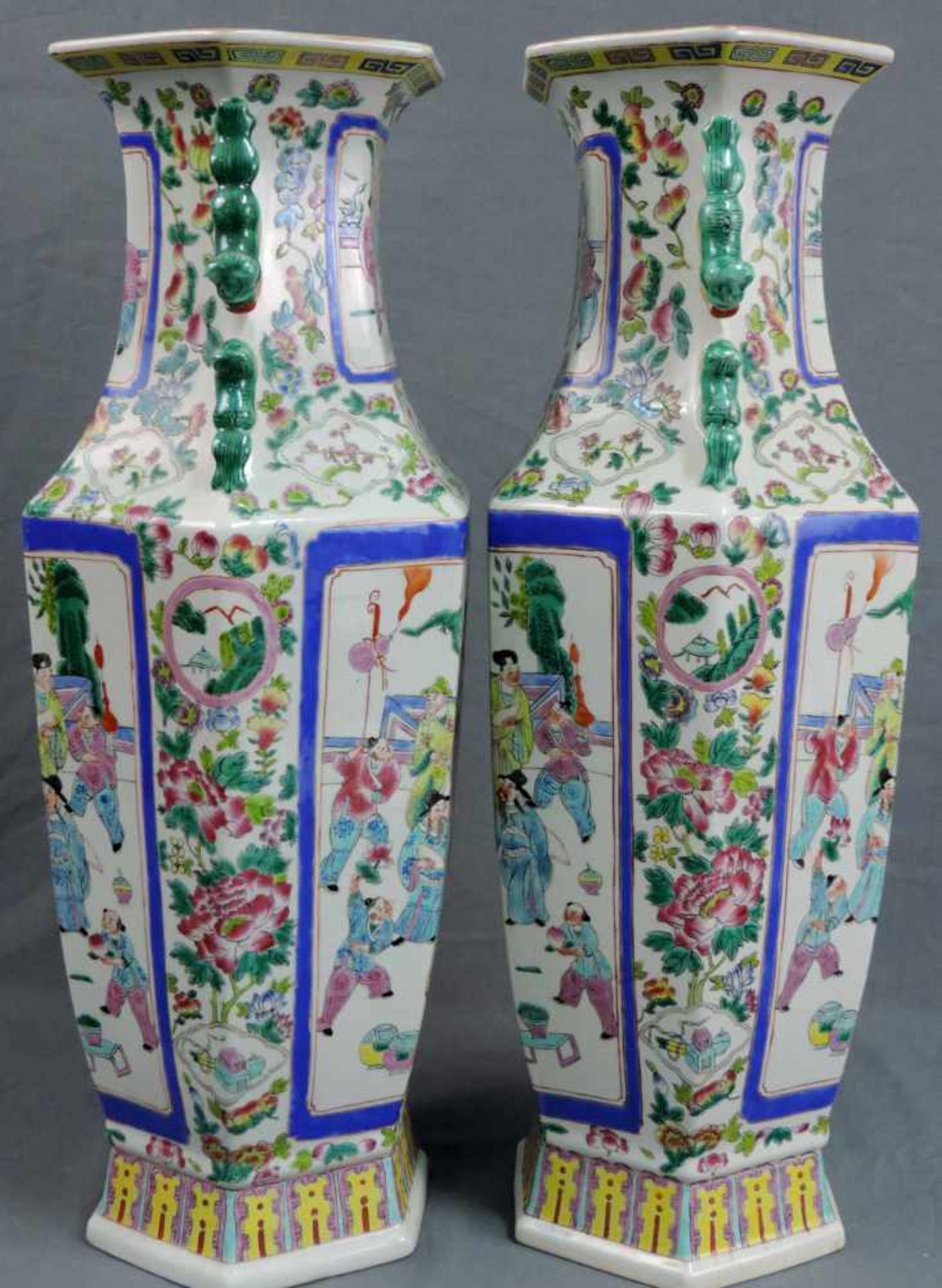 Vasenpaar mit Gerichtsmotiv, China. Bis 60,5 cm hoch. Pair of vases with court motif, China. Up to - Image 4 of 6