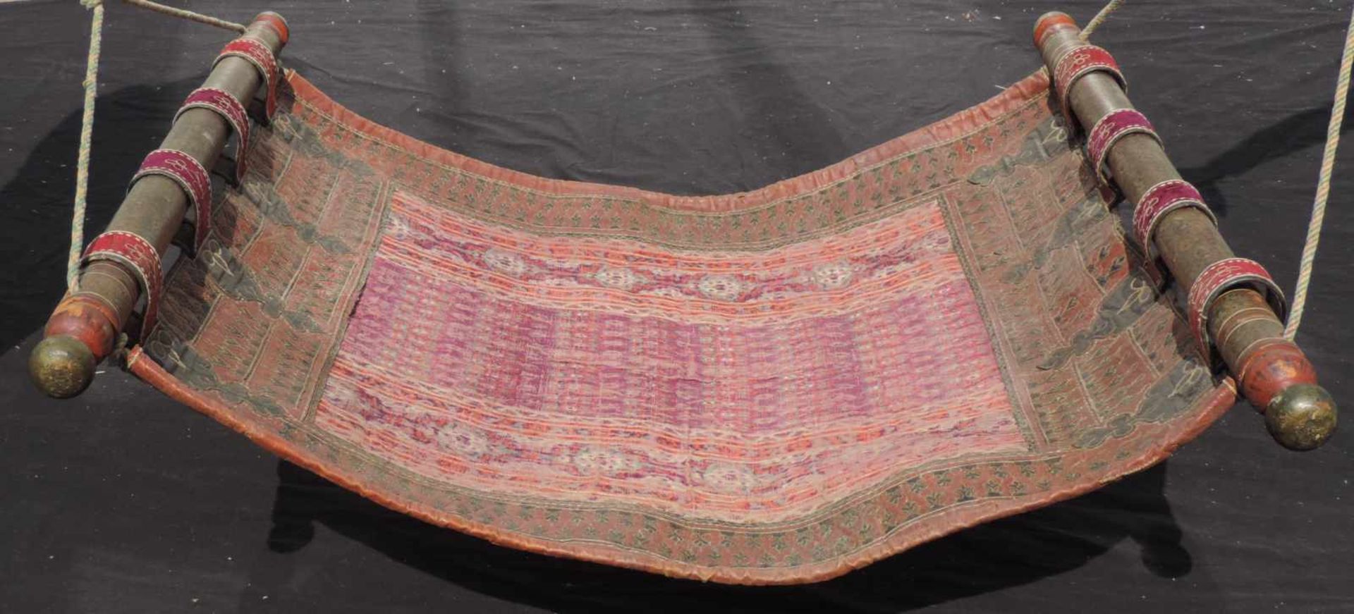 Baby-Wiege, Kirman, Persien. Iran, antik um 1880. 124 cm x 103 cm. Handgewebt. Seidenbrokat.