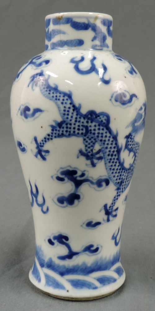 Vase China. Blau - Weiß Porzellan. Mit imperialen Drachen, 4 Klauen. Kangxi Nian Zhi Marke. Qing - Image 2 of 7