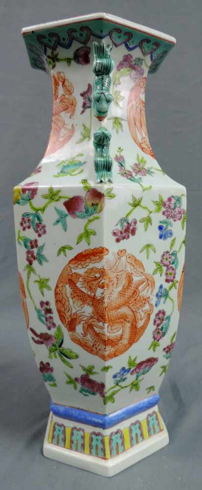 Vase mit Drachen - Phönix - Motiven, China. 44 cm hoch. Vase with Dragon - Phoenix - Designs, China. - Image 4 of 6