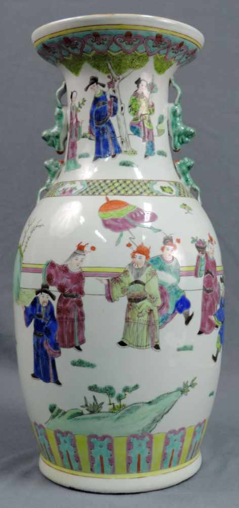 Vase mit Kaiserhof- Motiven, China. 46 cm hoch. Vase with emperor court motifs, China. 46 cm high. - Image 3 of 6