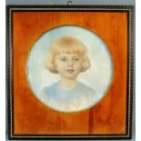 Unbekannter Künstler (XX). Portrait einer jungen Dame. 44 cm rund im Ausschnitt. Pastell. Unknown