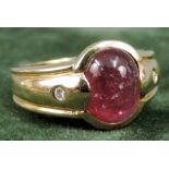 Ring Gold 585 mit Turmalin Cabochon von circa 9,85 mm x 6 mm x 4,4 mm. 7 Gramm Gesamtgewicht. Zwei