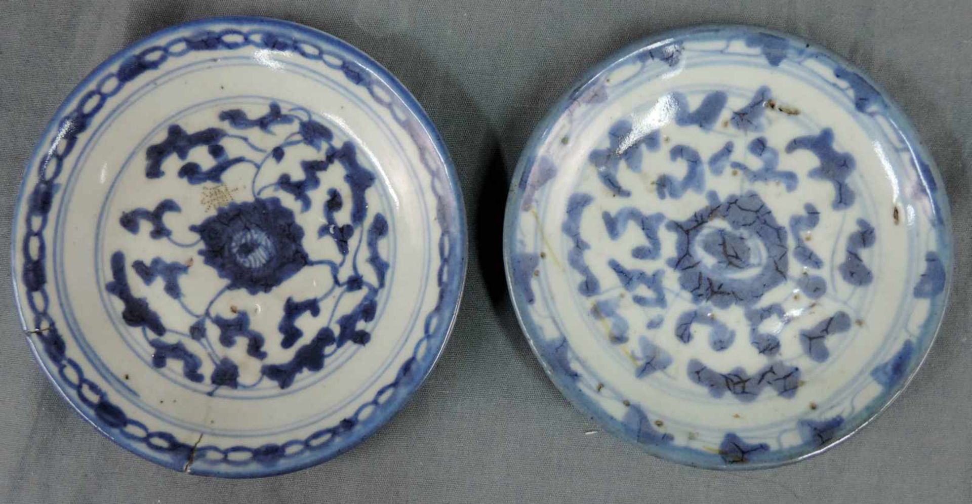 2 Teller China. Blau - Weiß Porzellan, Qing Dynastie. Durchmesser bis 14 cm. 2 plates, China. Blue - - Image 2 of 3