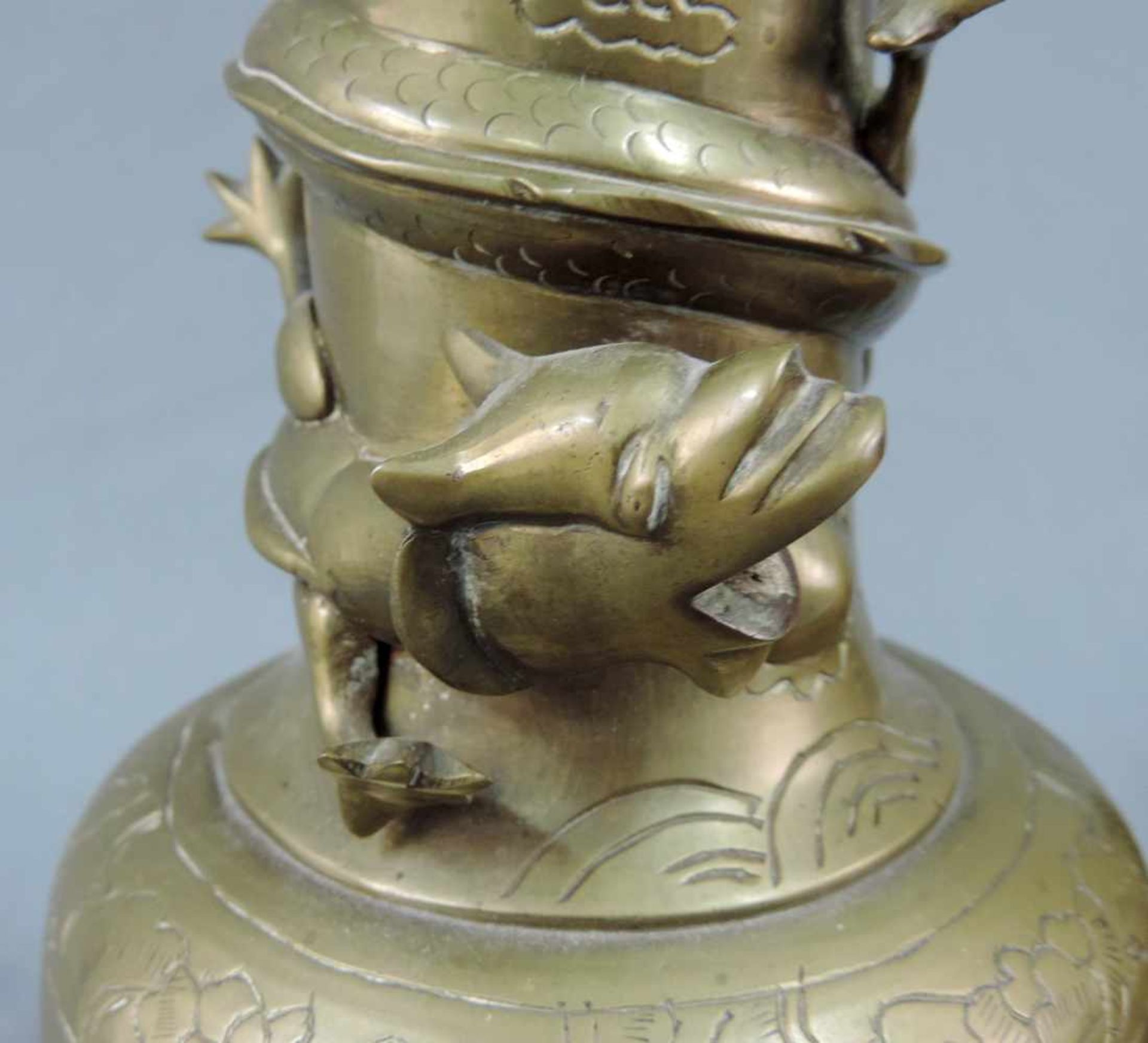 Zwei Messing / Bronze Vasen mit Drachen. China / Japan / Korea. 26 cm hoch. Two brass / bronze vases - Bild 6 aus 9
