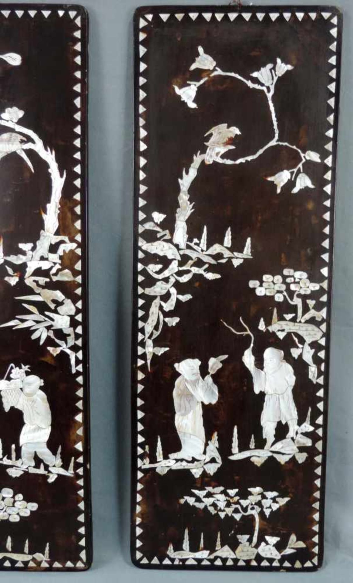 Zwei Holztafeln mit Perlmutteinlagen. China, alt. 70 cm x 24,3 cm. Two wooden boards with mother- - Image 3 of 4