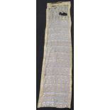 Sash Seidentuchfragment. Moghul Indien, antik um 1800. 410 cm x 97 cm. Handgewebte Seide mit gold