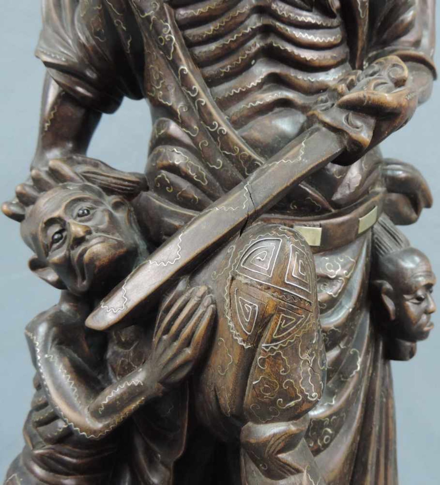 Skulptur. Holz mit Silbereinlagen, China, alt. 51 cm hoch. Wohl Kuan Kung, der chinesische Gott - Bild 2 aus 9