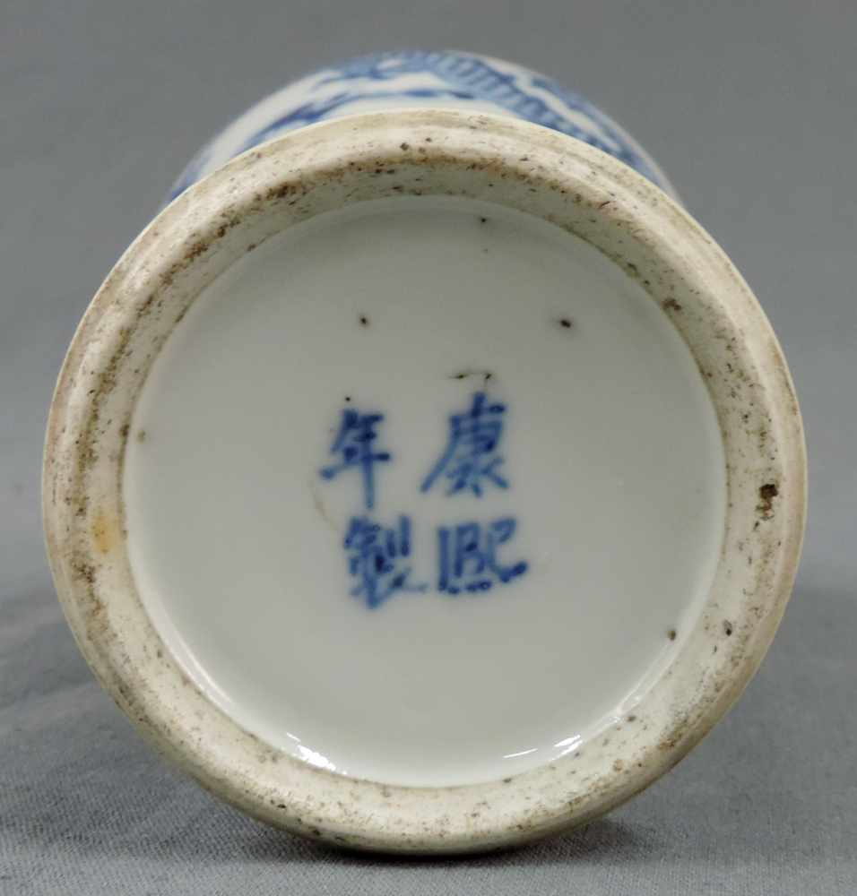 Vase China. Blau - Weiß Porzellan. Mit imperialen Drachen, 4 Klauen. Kangxi Nian Zhi Marke. Qing - Image 5 of 7