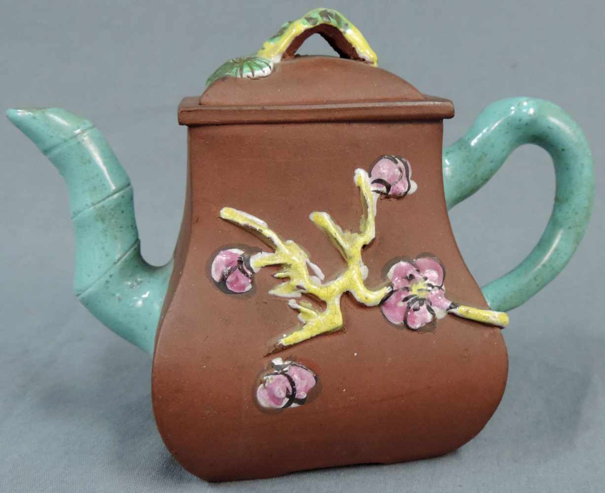 Teekanne, Yixing. China. Ton. Alt um 1930. Gestempelt. 18 cm lang. Teapot, Yixing. China. Clay.
