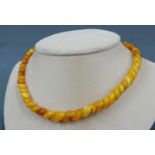 Bernsteinkette. Bernstein unbehandelt. Linsenform. Opaque. Bis 16 mm. 16 Gramm. Amber necklace.