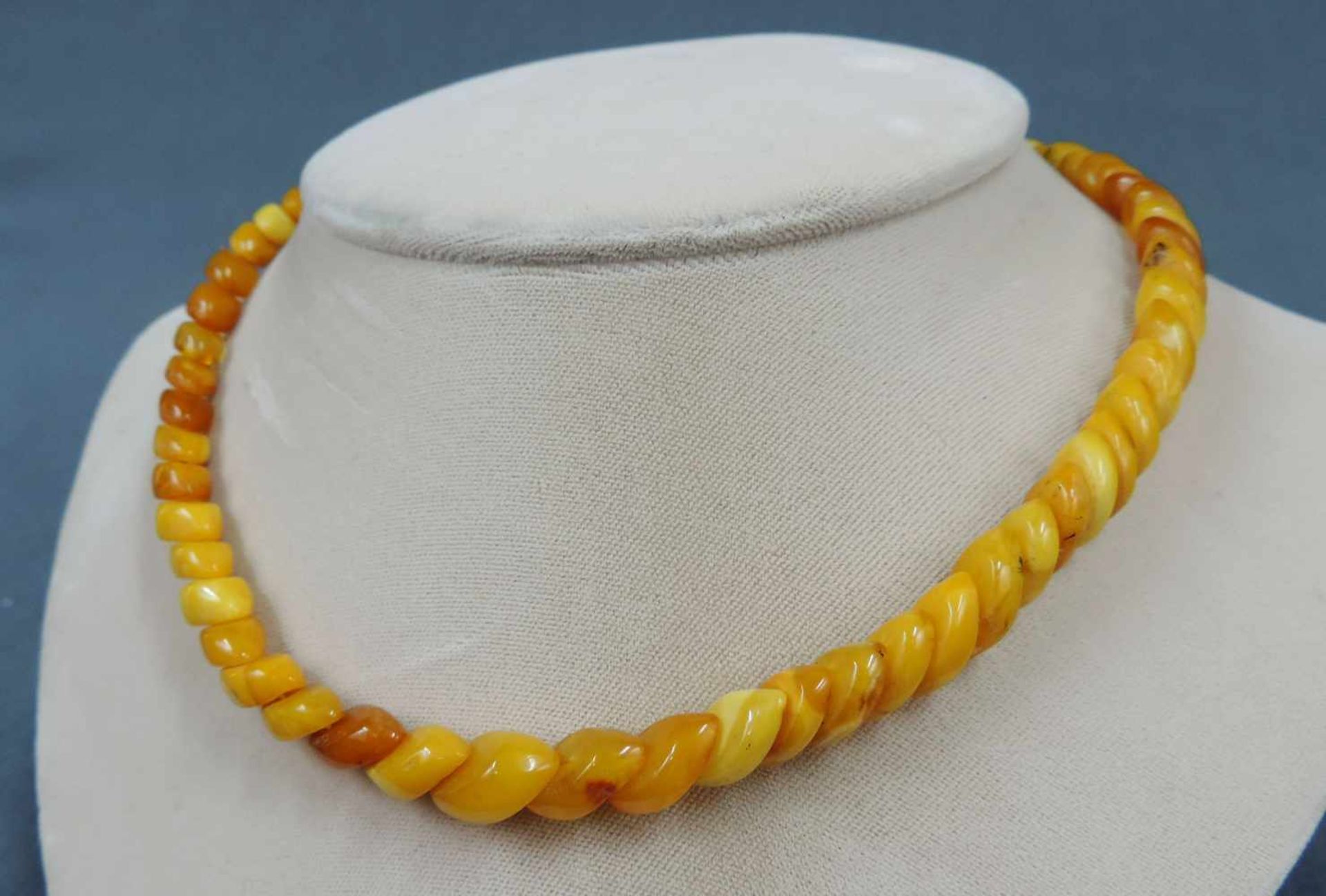 Bernsteinkette. Bernstein unbehandelt. Linsenform. Opaque. Bis 16 mm. 16 Gramm. Amber necklace.