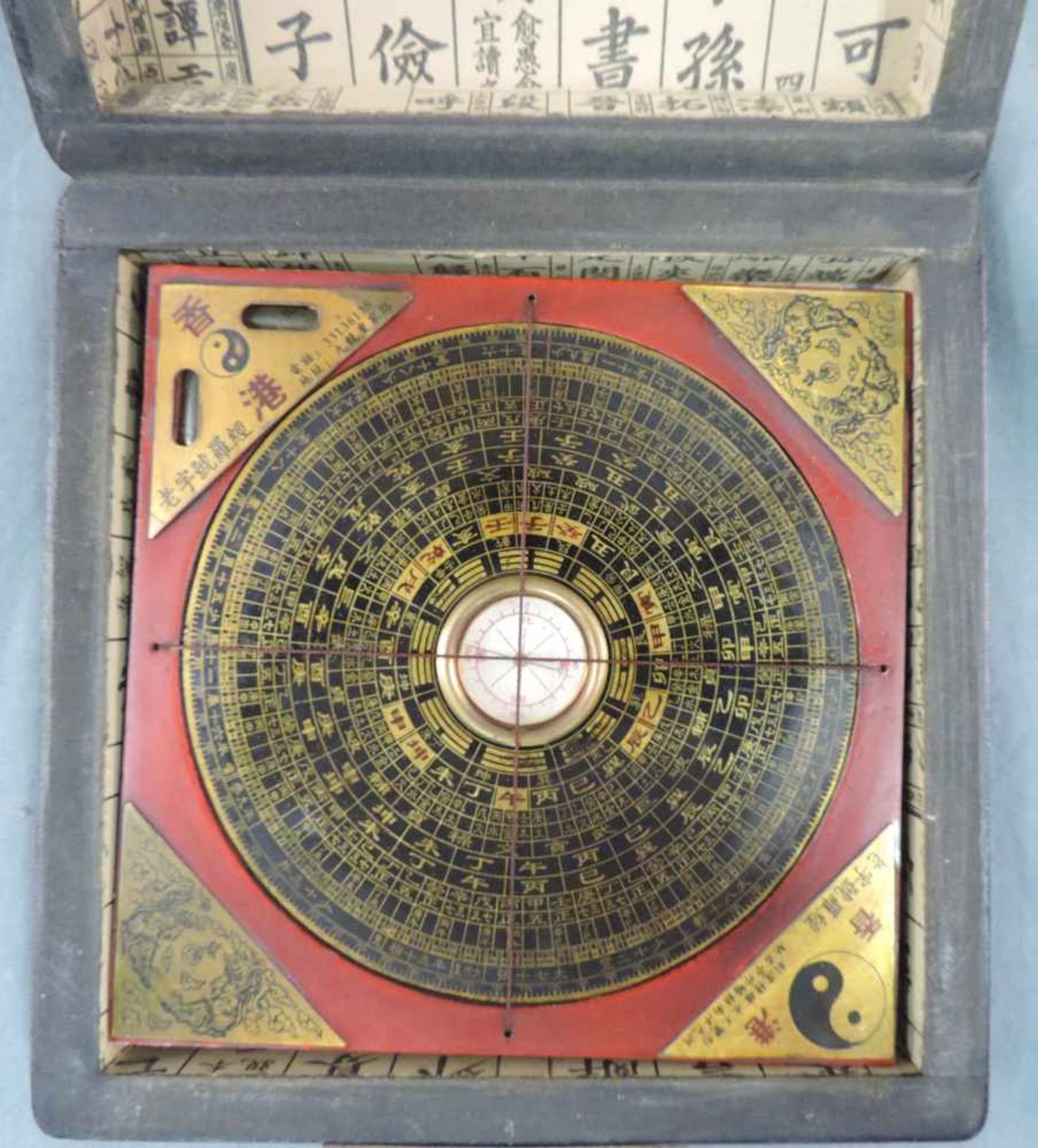 Kompass mit Wasserwaage, Drehscheibe in Passender Kiste. Wohl Japan, China, Korea. 4,5 cm x 18 cm - Image 2 of 4