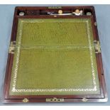 Großer Schreibkasten. Wohl Mahagoni mit Messing, England, 19. Jahrhundert. 18,5 cm x 50 cm x 28,5