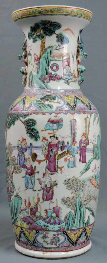 Vase, China, wohl Republik. Porzellan. 62 cm hoch. Vase, china, probably republic. Porcelain. 62